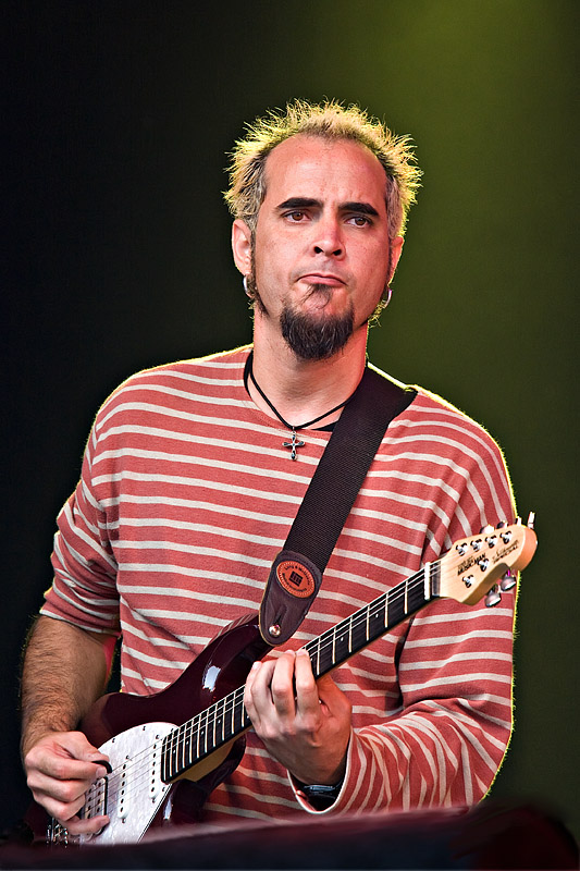 4   Nestor del Prado (William Vivanco)